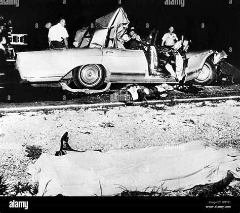 jane mansfield crash photos|Jayne Mansfields death in horror car crash that。